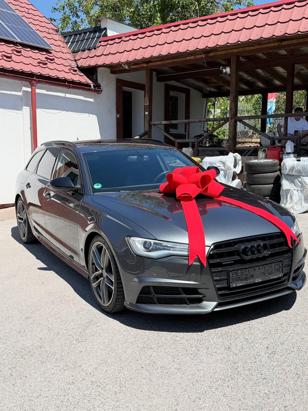 Luxusné výkonné auto v showroome BajoCarsPerformance