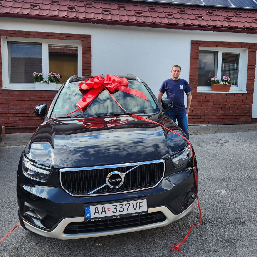 Luxusné výkonné auto v showroome BajoCarsPerformance