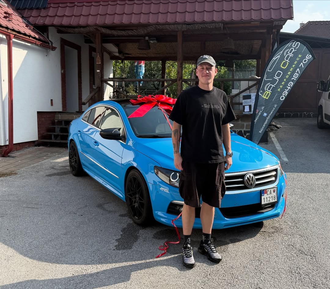Luxusné výkonné auto v showroome BajoCarsPerformance